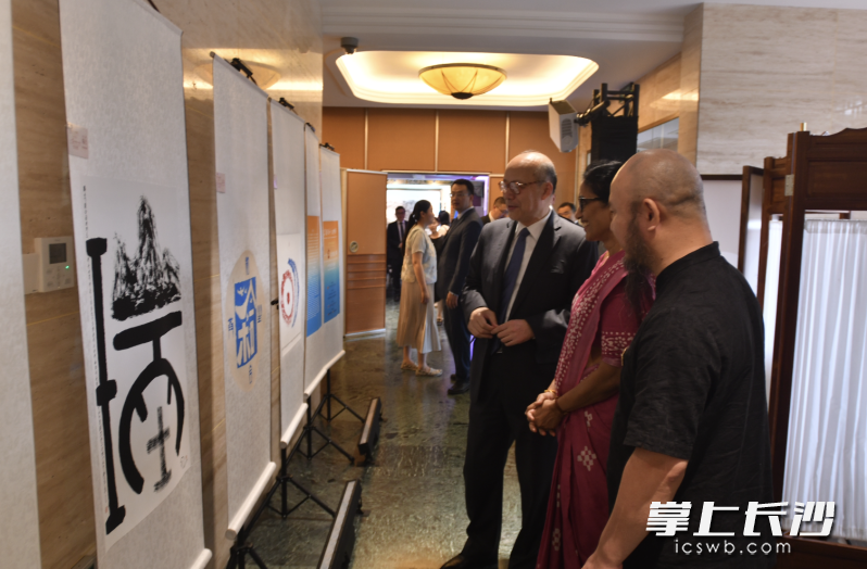 “一个字让你爱上中国”中华文化主题展日内瓦启幕